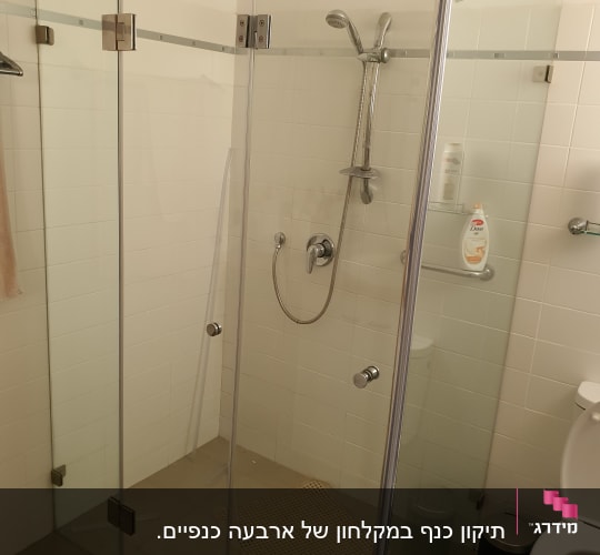 מקלחון זכוכית עם ראש מקלחת ומדף סבון